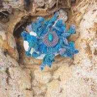 Schöne Ansteckbrosche: Wilde bunte Häkelblume in Meeresfarben Bild 10