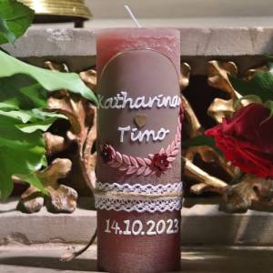 Harmonie der Liebe: Rustikale Hochzeitskerze personalisierbar mit Blumenranke und goldenen Herzen, Hochzeitsgeschenk Bild 1