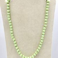 Vintage Halskette Perlenkette Muschelkernperle geknotet Kugelkette kurz Hellgrün schimmernd 80er Jahre Bild 1