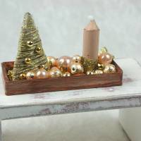 Rechteckige goldene  Platte mit beiger Kerze in weihnachtlicher  Dekoration Bild 1