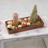 Rechteckige goldene  Platte mit beiger Kerze in weihnachtlicher  Dekoration Bild 2