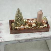 Rechteckige goldene  Platte mit beiger Kerze in weihnachtlicher  Dekoration Bild 4