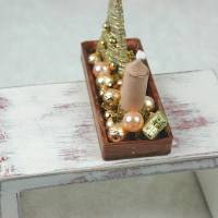 Rechteckige goldene  Platte mit beiger Kerze in weihnachtlicher  Dekoration Bild 5