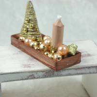 Rechteckige goldene  Platte mit beiger Kerze in weihnachtlicher  Dekoration Bild 6