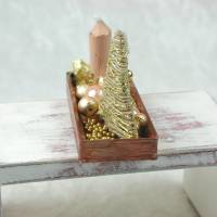 Rechteckige goldene  Platte mit beiger Kerze in weihnachtlicher  Dekoration Bild 9