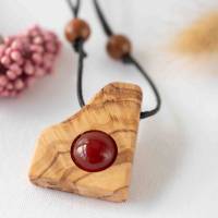 Holzkette für Damen mit kleinem Anhänger aus Olivenholz und einem leuchtend roten Karneol Edelstein Bild 1
