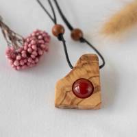 Holzkette für Damen mit kleinem Anhänger aus Olivenholz und einem leuchtend roten Karneol Edelstein Bild 2