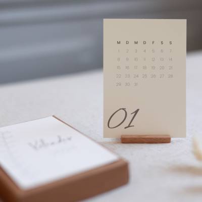 Tischkalender | Kalender 2024 | Kalender mit Kartenhalter aus Holz | Weihnachtsgeschenk | Mini Kalender | Schreibtisch