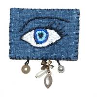 Stoffbrosche Auge Blue Anstecknadel handgestickt auf Jeans Textilschmuck upcycling Bild 6