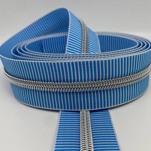Reißverschluss „Silver Stripes“, breit, hellblau-weiß / Endlosreißverschluss mit metallisierter Kunststoffraupe / Meterw