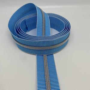Reißverschluss „Silver Stripes“, breit, hellblau-weiß / Endlosreißverschluss mit metallisierter Kunststoffraupe / Meterw Bild 2