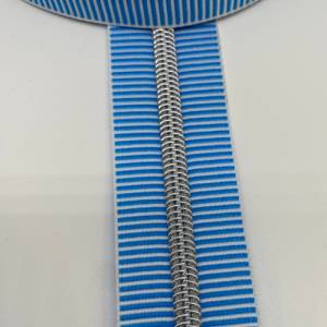 Reißverschluss „Silver Stripes“, breit, hellblau-weiß / Endlosreißverschluss mit metallisierter Kunststoffraupe / Meterw Bild 3