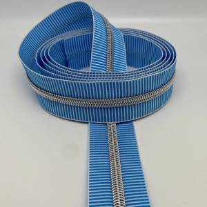 Reißverschluss „Silver Stripes“, breit, hellblau-weiß / Endlosreißverschluss mit metallisierter Kunststoffraupe / Meterw Bild 4