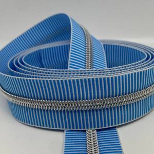Reißverschluss „Silver Stripes“, breit, hellblau-weiß / Endlosreißverschluss mit metallisierter Kunststoffraupe / Meterw Bild 5
