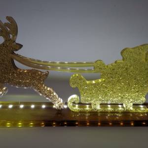 3D Weihnachtsdekoration Weihnachtsmann Santa Clause mit Rentier mit LED Leiste aus Resin Epoxidharz in transparent braun Bild 1