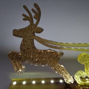 3D Weihnachtsdekoration Weihnachtsmann Santa Clause mit Rentier mit LED Leiste aus Resin Epoxidharz in transparent braun Bild 5
