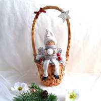 Weihnachtspüppchen grau-weiß im Korb (groß) mit Deko Bild 1