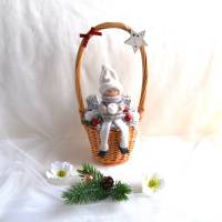 Weihnachtspüppchen grau-weiß im Korb (groß) mit Deko Bild 2