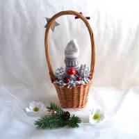 Weihnachtspüppchen grau-weiß im Korb (groß) mit Deko Bild 3