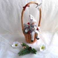 Weihnachtspüppchen grau-weiß im Korb (groß) mit Deko Bild 4