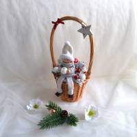 Weihnachtspüppchen grau-weiß im Korb (groß) mit Deko Bild 5