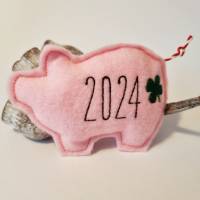 Rosa Glücksschweinchen aus Filz "2024 - Klee" von he-ART by helen hesse Bild 1