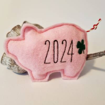 Rosa Glücksschweinchen aus Filz "2024 - Klee" von he-ART by helen hesse