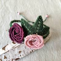 bezauberndes Makramee Armband mit Rosenblüten in bordeaux und rosa Bild 1