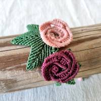 bezauberndes Makramee Armband mit Rosenblüten in bordeaux und rosa Bild 2