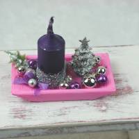 Rechteckige rosa Kunststoffplatte mit hochgebogenen Seiten mit violetter Kerze in weihnachtlicher  Dekoration Bild 1