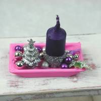 Rechteckige rosa Kunststoffplatte mit hochgebogenen Seiten mit violetter Kerze in weihnachtlicher  Dekoration Bild 4