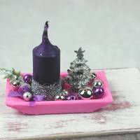 Rechteckige rosa Kunststoffplatte mit hochgebogenen Seiten mit violetter Kerze in weihnachtlicher  Dekoration Bild 6