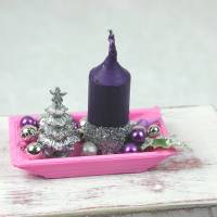 Rechteckige rosa Kunststoffplatte mit hochgebogenen Seiten mit violetter Kerze in weihnachtlicher  Dekoration Bild 8