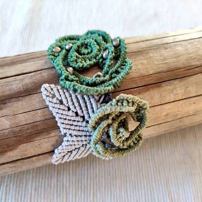 bezauberndes Makramee Armband mit zwei Rosen und einem Silberblatt