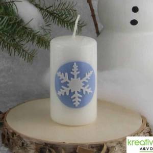 Zauberhaftes Lichtspiel für die Wintermonate: Winterkerze mit Eiskristall / Schneeflocke auf blauem Himmel Bild 1
