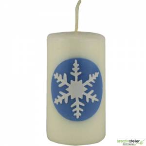Zauberhaftes Lichtspiel für die Wintermonate: Winterkerze mit Eiskristall / Schneeflocke auf blauem Himmel Bild 2