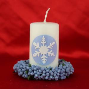 Zauberhaftes Lichtspiel für die Wintermonate: Winterkerze mit Eiskristall / Schneeflocke auf blauem Himmel Bild 4