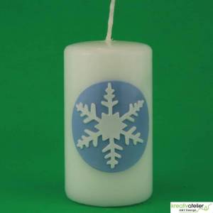 Zauberhaftes Lichtspiel für die Wintermonate: Winterkerze mit Eiskristall / Schneeflocke auf blauem Himmel Bild 5