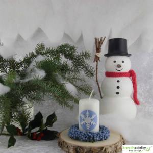 Zauberhaftes Lichtspiel für die Wintermonate: Winterkerze mit Eiskristall / Schneeflocke auf blauem Himmel Bild 6