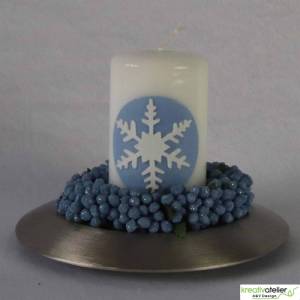 Zauberhaftes Lichtspiel für die Wintermonate: Winterkerze mit Eiskristall / Schneeflocke auf blauem Himmel Bild 7