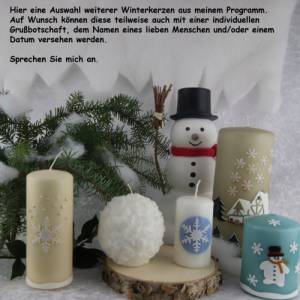 Zauberhaftes Lichtspiel für die Wintermonate: Winterkerze mit Eiskristall / Schneeflocke auf blauem Himmel Bild 8