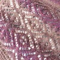 Schultertuch - Dreieckstuch - kuschelig warm - handgestrickt mit Lacemuster im Cottage Trend - violett bis hellbraun Bild 6