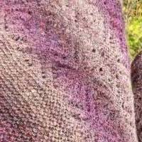 Schultertuch - Dreieckstuch - kuschelig warm - handgestrickt mit Lacemuster im Cottage Trend - violett bis hellbraun Bild 7