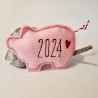 Rosa Glücksschweinchen aus Filz "2024 - Herz" von he-ART by helen hesse Bild 1