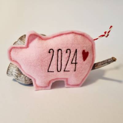 Rosa Glücksschweinchen aus Filz "2024 - Herz" von he-ART by helen hesse