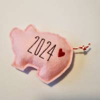 Rosa Glücksschweinchen aus Filz "2024 - Herz" von he-ART by helen hesse Bild 2
