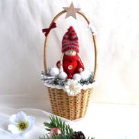 Weihnachtspüppchen rot-weiß im Korb (mittel) mit Deko Bild 1