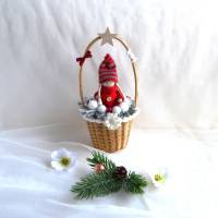 Weihnachtspüppchen rot-weiß im Korb (mittel) mit Deko Bild 2