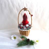 Weihnachtspüppchen rot-weiß im Korb (mittel) mit Deko Bild 3