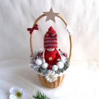 Weihnachtspüppchen rot-weiß im Korb (mittel) mit Deko Bild 4